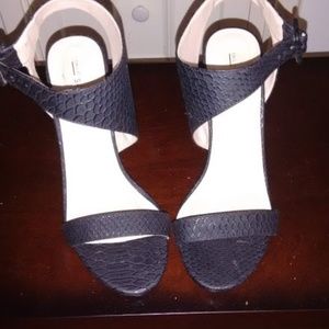 Textured black sandals